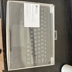 Microsoft surface pro 5,6,7 signature type cover with keyboard